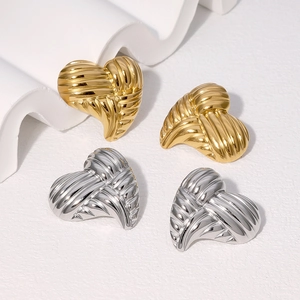 Boucles D'oreilles Puces En Coeur Acier Inoxydable Plaqué Or Texture Striée Asymétrique Bijoux Rétro Pour Femmes