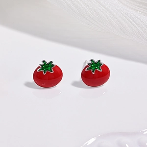 Détail macro de boucles d'oreilles tomates en émail rouge et vert en argent sterling