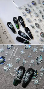 Vue macro d'autocollants 3D pour ongles aux motifs floraux de lys irisés nacrés
