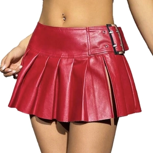 Mini-jupe plissée en cuir PU rouge brillant pour femme avec boucle à la taille