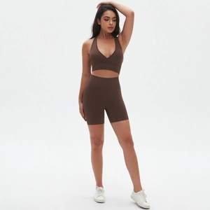 Set yoga marrone senza cuciture con reggiseno sportivo scollo a V e pantaloncini a vita alta