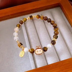 Bracciale di perle occhio di tigre con ciondolo a coniglio dorato e targa fortuna