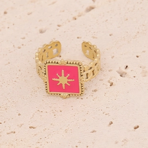 Bague ouverte à maillons dorés avec centre carré en émail rose et motif d'étoile dorée