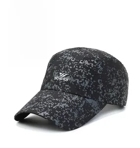 Détail de la casquette de sport respirante à séchage rapide avec motif pixel gris