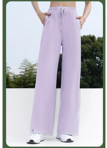 Detalle de pantalones de pierna ancha violeta claro con cintura alta y cordón lateral