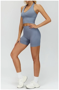Détail d'ensemble de yoga sans couture en bleu poudré avec haut en V et short taille haute