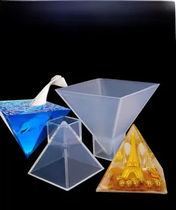 Macro-opname van de transparante piramide siliconen mal en harskunst met oceaan thema