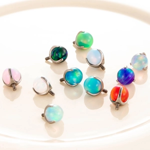 Piercing-Aufsätze aus Titan mit Opal-Kugel und Schraubgewinde in bunten Farben