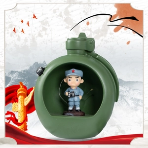 Vue macro détaillée d'une figurine de soldat vert dans un ornement de bureau en forme de grenade