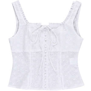 Détail du débardeur en dentelle jacquard blanche avec broderie et volants