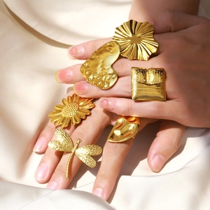 Exaggerated gold sunflower and heart textured stainless steel rings set for women