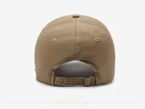Dettaglio cappellino in tela kaki con bordi sfrangiati vintage e cinturino regolabile sul retro