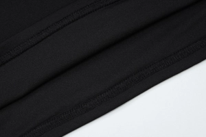 Détail du tissu en maille noire avec couture à double aiguille de haute qualité