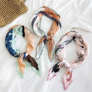Tre foulard quadrati plissettati in seta con motivi geometrici e floreali da donna