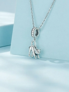 Detailansicht des verspielten Katzenanhängers aus S925 Silber mit funkelndem Ring