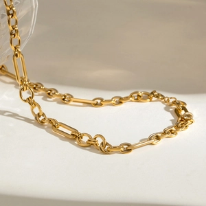 Élégant collier en acier inoxydable doré avec maillons trombone et finition polie