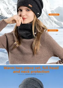 Détail de la doublure polaire dans l'ensemble bonnet et écharpe tricotés pour l'hiver