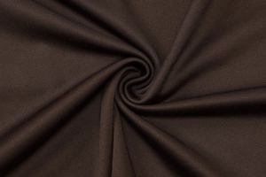 Macro d'un tissu tricoté marron foncé montrant un drapé doux et une texture de tissage