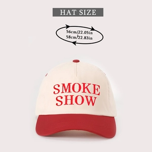 Détail de la broderie rouge SMOKE SHOW sur une casquette vintage bicolore beige et rouge