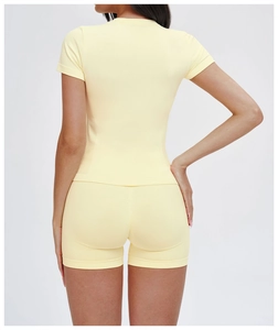 Vista posteriore di un set da yoga giallo chiaro senza cuciture con trama a coste