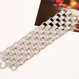 Breites silbernes Metallarmband im Webdesign mit gebürsteter Textur und Verschluss