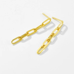 Vue macro de boucles d'oreilles chaînes en argent S925 doré avec maillons imbriqués