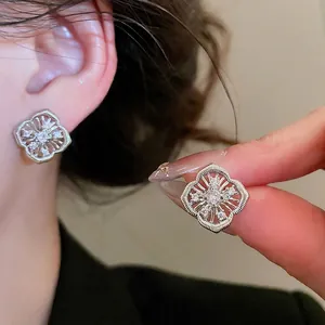 Silberne Ohrstecker mit hohlem Kleeblatt-Design und funkelnden Zirkon-Steinen