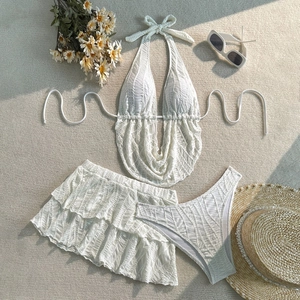 Flachbild von weißem 3-teiligem Bikini-Set mit Rüschenrock und Sommerferien-Accessoires