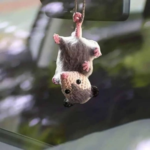 Ornamento per auto a forma di opossum all'uncinetto appeso allo specchietto
