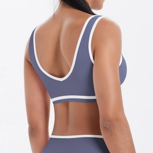 Détail du soutien-gorge de sport bleu gris avec bordure blanche et dos ouvert en U