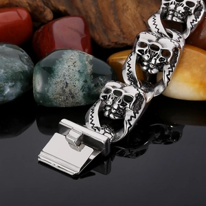 Gros plan sur les maillons crâne vintage et le fermoir à boîte du bracelet en acier