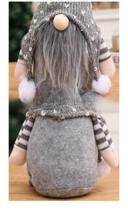 Dettaglio macro dello gnomo di Natale che mostra il feltro grigio e il cappello a maglia