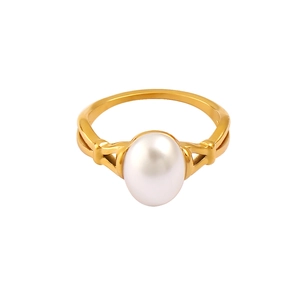 Elegante anello in acciaio inossidabile dorato con perla bianca ovale su sfondo bianco