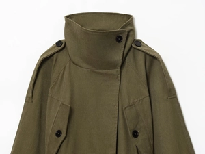 Details des armee-grünen Trenchcoats mit Stehkragen, Epauletten und schwarzen Knöpfen
