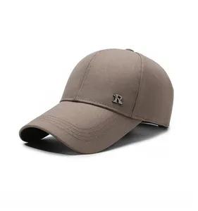Dettaglio del cappellino marrone con cuciture rinforzate e logo metallico R laterale