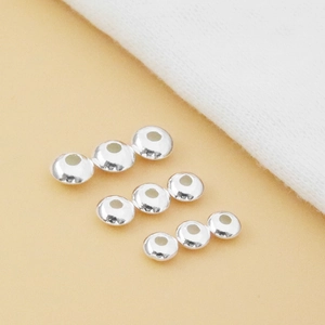 Detalle de cuentas espaciadoras de plata de ley S925 para creación de joyas DIY