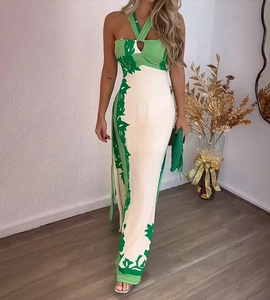 Dettaglio del vestito lungo color-block verde e beige con stampa a foglie tropicali