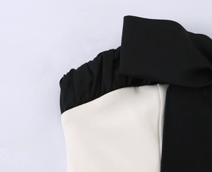 Vue détaillée du nœud contrasté noir et blanc avec artisanat de tissu plissé
