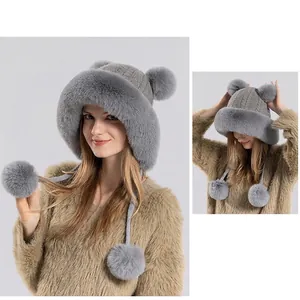 Winter-Strickmütze mit Kunstpelzbesatz und zwei Bommeln für optimalen Ohrenschutz