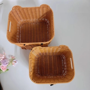 Dettaglio di cesti in rattan intrecciato a forma di orso con orecchie e trama compatta