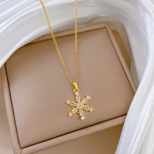 Nahaufnahme der goldenen Schneeflocken-Halskette mit Kristallen in einer Schmuckbox