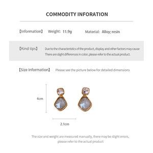 Detailed size specifications for vintage geometric resin earrings with 4cm length measurements