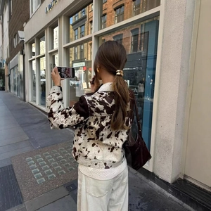 Giacca da donna chic con stampa muccata bianca e nera, colletto e maniche lunghe street style