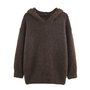 Détail d'un pull à capuche marron foncé avec texture mohair douce et finitions côtelées