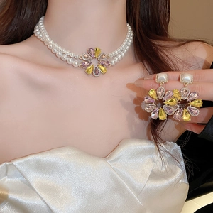 Parure collier de perles double rang et boucles d'oreilles fleurs avec strass chic