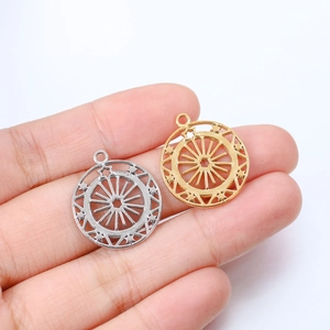 Vue macro de pendentifs étoile dorés et argentés pour création de bijoux DIY échelle