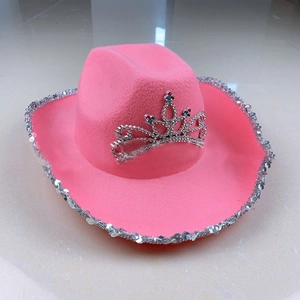 Dettaglio del cappello da cowboy rosa con corona di strass argentati e bordo di paillettes