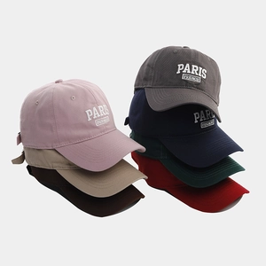 Détail des casquettes de baseball en coton multicolores avec broderie Paris French