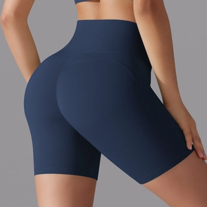 Detail of high-waist yoga shorts in navy blue with seamless push-up stitching