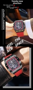 Detalle de un reloj automático deportivo en forma de tonel con correa de silicona roja